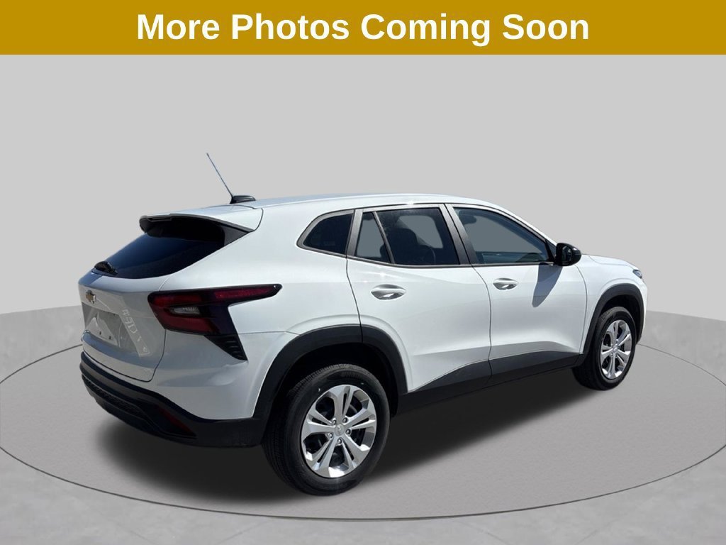Used 2025 Chevrolet Trax LS FWD image 2