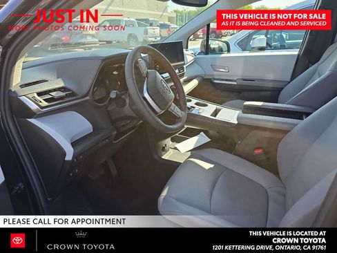 Used 2026 Toyota Sienna XLE FWD image 8