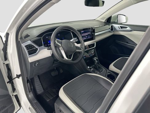 Certified 2025 Volkswagen Taos SE image 9