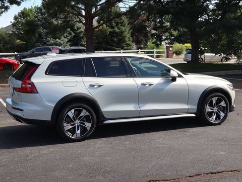 Used 2021 Volvo V60 T5 Cross Country AWD/4WD image 4