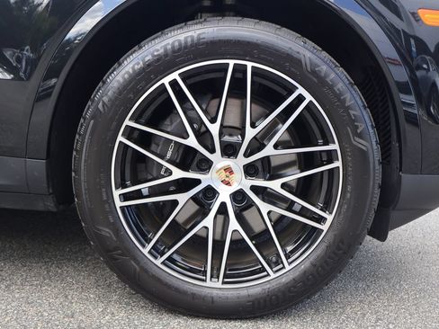 Certified 2025 Porsche Cayenne AWD/4WD image 28