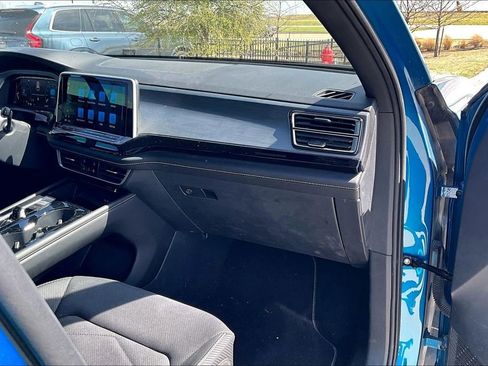 Used 2024 Volkswagen Atlas Cross Sport SE image 19