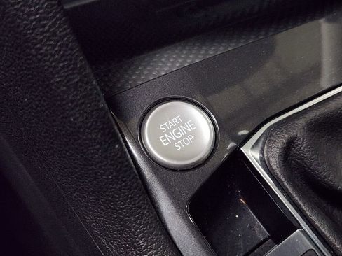 Used 2022 Volkswagen Tiguan SE image 41