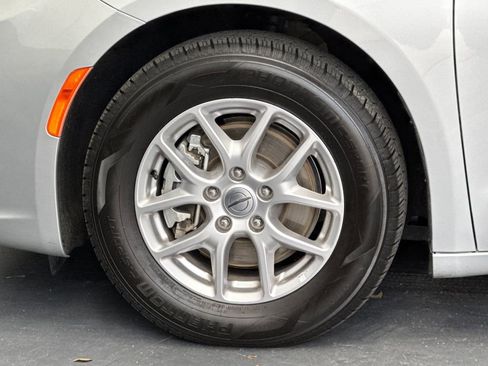 Used 2024 Chrysler Pacifica Touring-L image 25