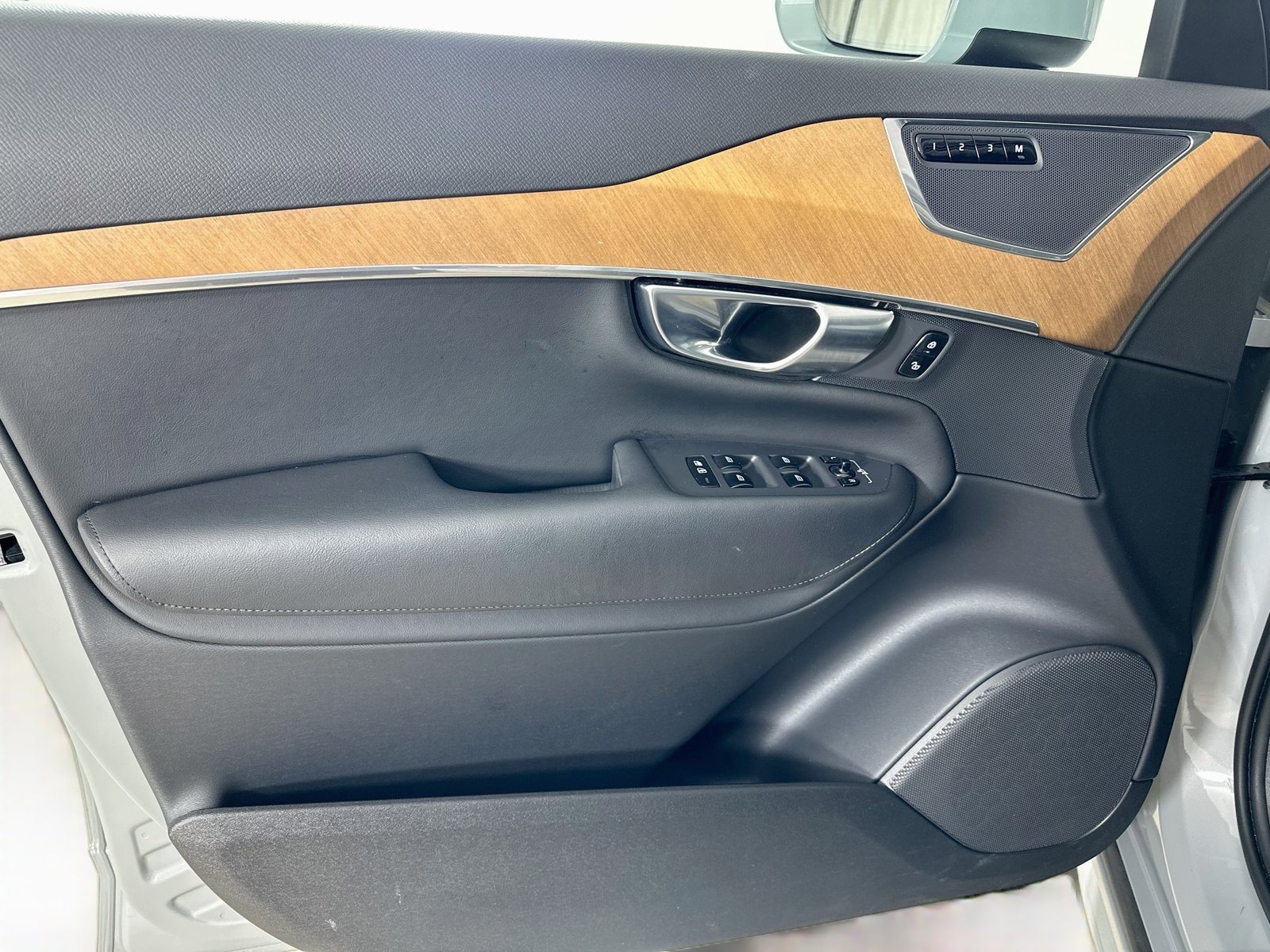 Certified 2025 Volvo XC90 B6 Plus AWD/4WD image 16