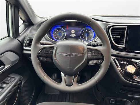 Used 2024 Chrysler Pacifica Touring image 12