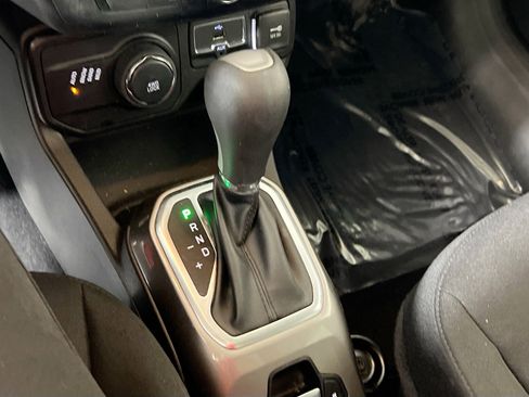 Used 2022 Jeep Renegade Latitude w/ Sun/Sound Group image 17