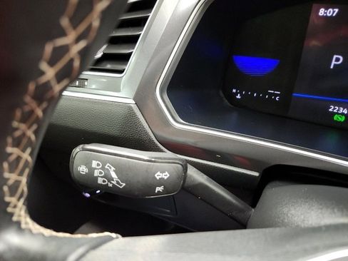 Used 2022 Volkswagen Tiguan SE w/ Panoramic Sunroof Package image 53