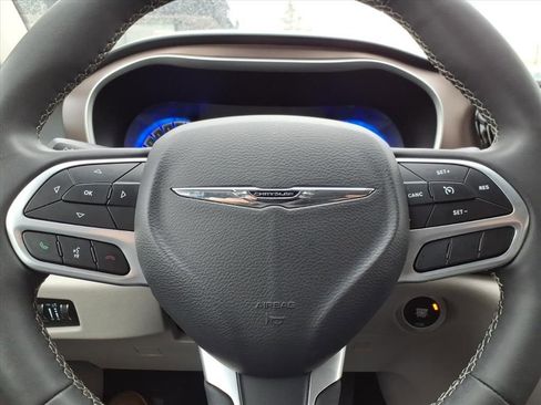 Used 2023 Chrysler Voyager LX image 27