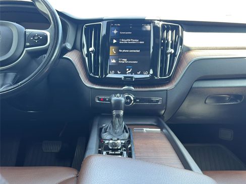 Used 2021 Volvo XC60 T5 Momentum w/ Premium Package AWD/4WD image 10
