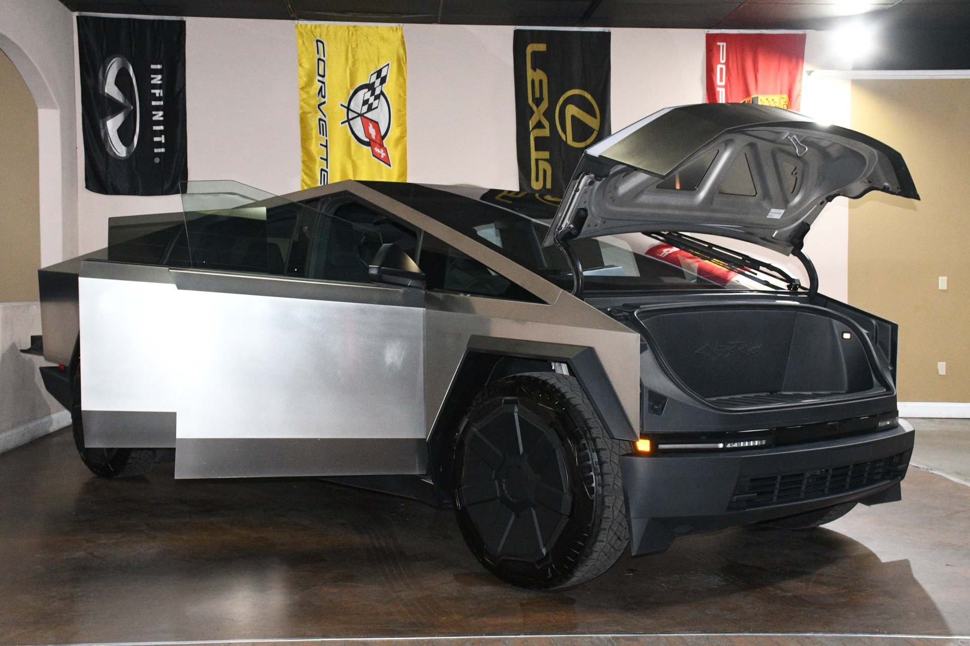 Used 2024 Tesla Cybertruck AWD Crew Cab image 89