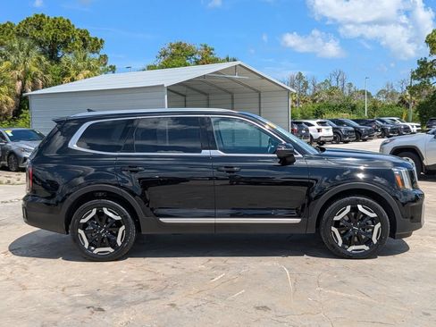 Used 2023 Kia Telluride EX w/ EX Captain's Chair Package FWD image 9