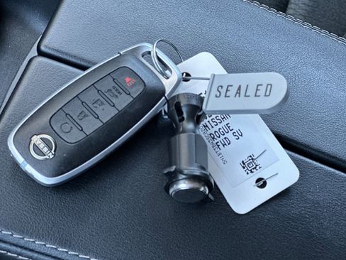 Used 2025 Nissan Rogue SV FWD image 32