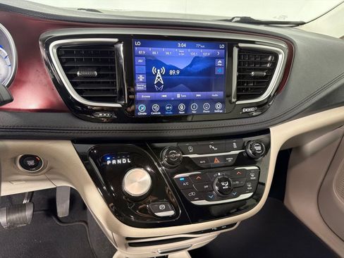 Used 2020 Chrysler Pacifica Limited FWD image 17