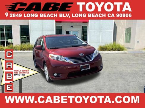 Used 2017 Toyota Sienna XLE Premium FWD image 1