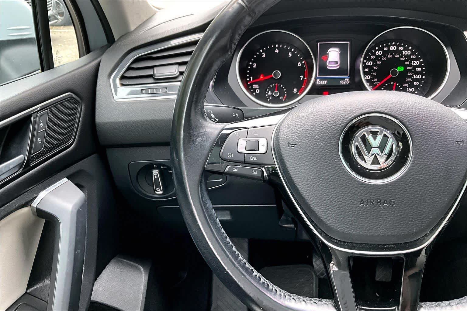 Used 2018 Volkswagen Tiguan SE w/ Panoramic Sunroof Package AWD/4WD image 23