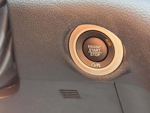 Used 2025 Chrysler Pacifica Select FWD image 19