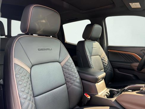Used 2023 GMC Canyon Denali image 34