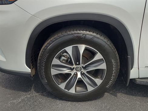 Certified 2025 Toyota Highlander XLE AWD/4WD image 39