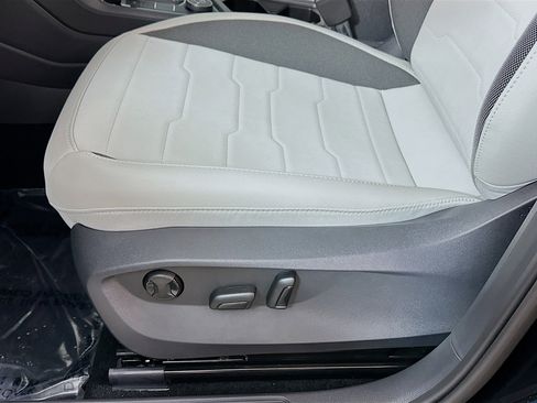 New 2025 Volkswagen Taos SE w/ Panoramic Sunroof Package image 18