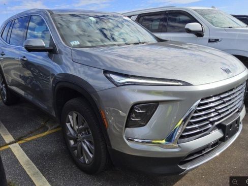 Used 2025 Buick Enclave Preferred image 3