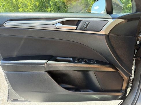 Used 2020 Ford Fusion SE FWD image 30