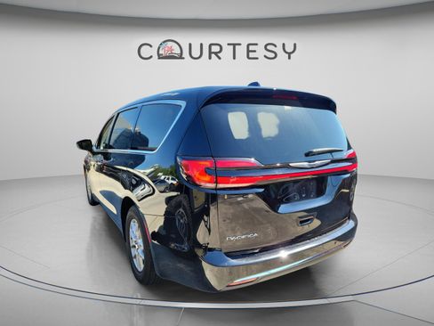 Used 2024 Chrysler Pacifica Touring-L w/ Uconnect Theater Family Group FWD image 2
