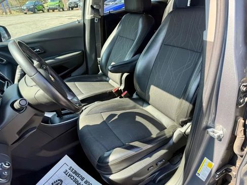 Used 2019 Chevrolet Trax LT w/ LT Convenience Package image 11