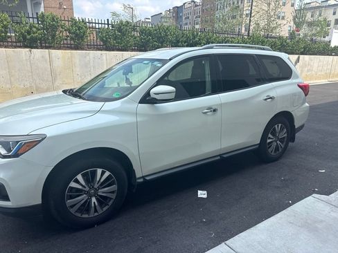 Used 2017 Nissan Pathfinder SV w/ SV Cold Weather Package AWD/4WD image 8