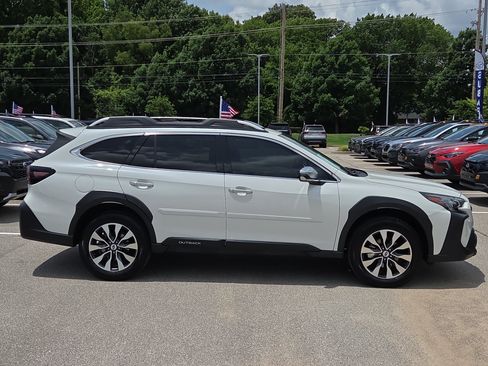 Used 2023 Subaru Outback Touring AWD/4WD image 2