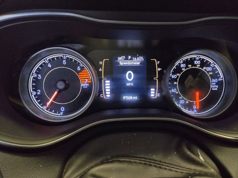Used 2020 Jeep Cherokee Latitude Plus FWD image 23