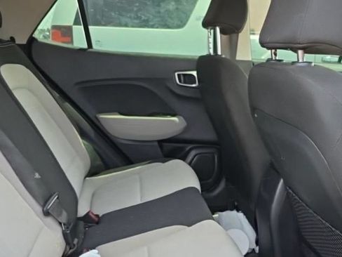 Used 2021 Hyundai Venue SEL w/ Premium Package FWD image 9