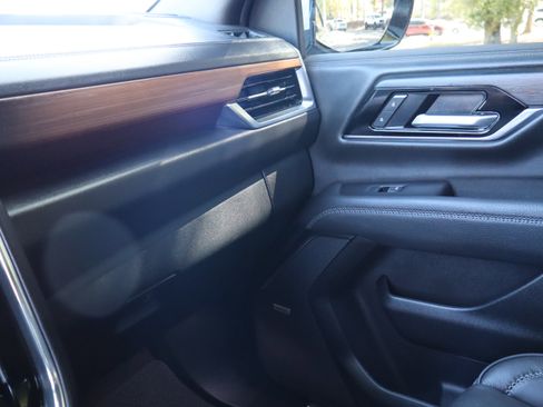 Used 2025 GMC Yukon Denali w/ Denali Reserve Package image 39