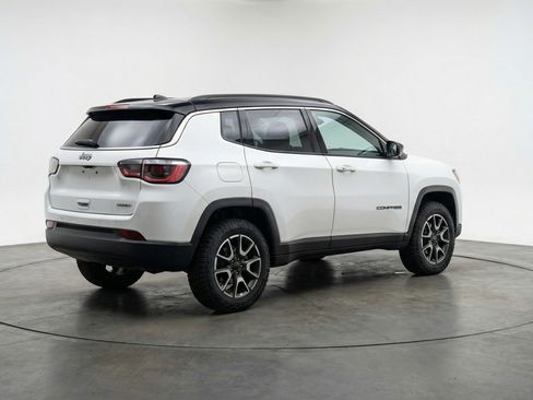 Used 2025 Jeep Compass Trailhawk AWD/4WD image 9
