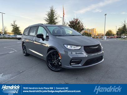 New 2025 Chrysler Pacifica Limited