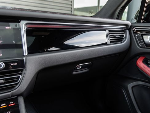 Certified 2025 Porsche Macan AWD/4WD image 30