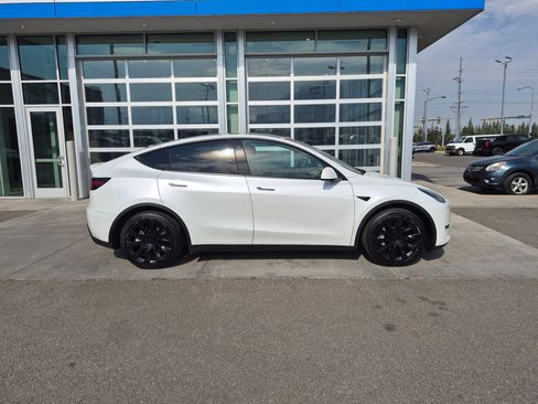 Used 2021 Tesla Model Y Long Range AWD/4WD image 2