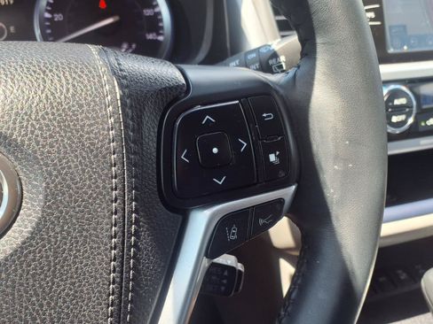 Used 2017 Toyota Highlander XLE AWD/4WD image 19