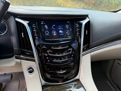 Used 2018 Cadillac Escalade Premium Luxury AWD/4WD image 14