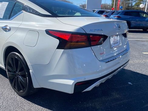 Used 2022 Nissan Altima 2.5 Platinum image 11