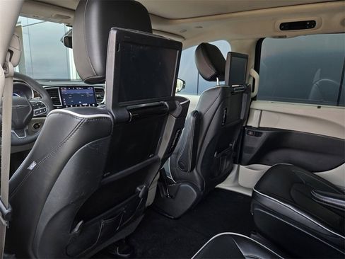 Used 2022 Chrysler Pacifica Limited w/ Uconnect Theater Family Group image 15