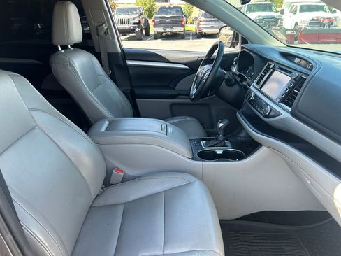Used 2014 Toyota Highlander XLE AWD/4WD image 38