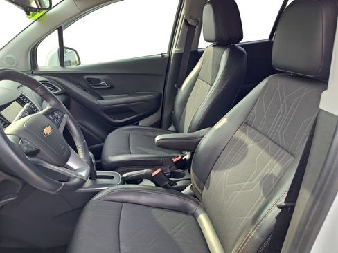 Used 2018 Chevrolet Trax LT w/ LT Convenience Package FWD image 9
