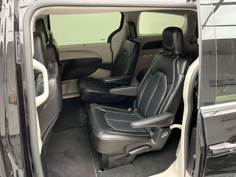 Used 2024 Chrysler Pacifica Touring-L FWD image 10