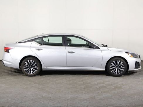 Used 2024 Nissan Altima 2.5 SV image 11