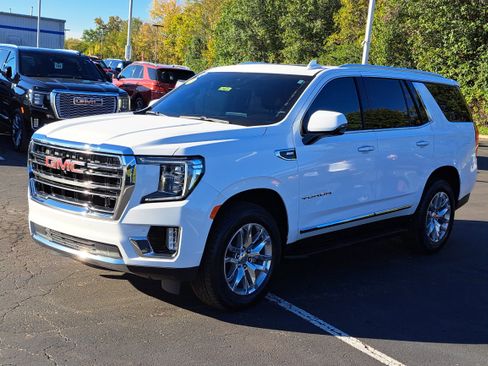 Used 2023 GMC Yukon SLT w/ SLT Premium Package image 2