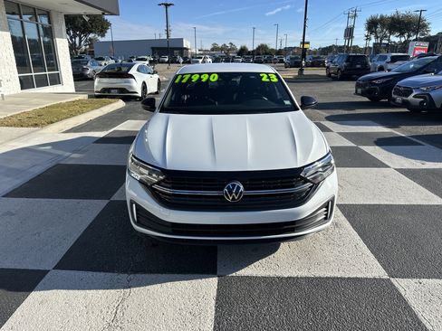 Used 2023 Volkswagen Jetta Sport image 2