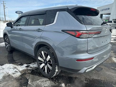 Used 2025 Mitsubishi Outlander SE image 4