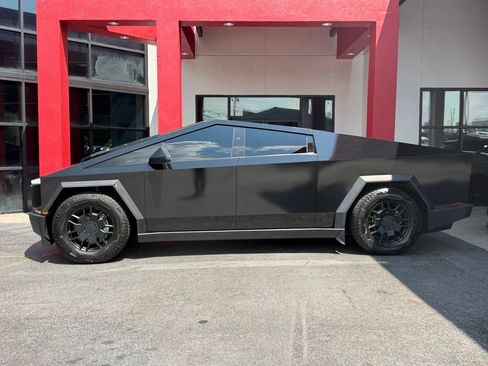 Used 2024 Tesla Cybertruck AWD Crew Cab image 7