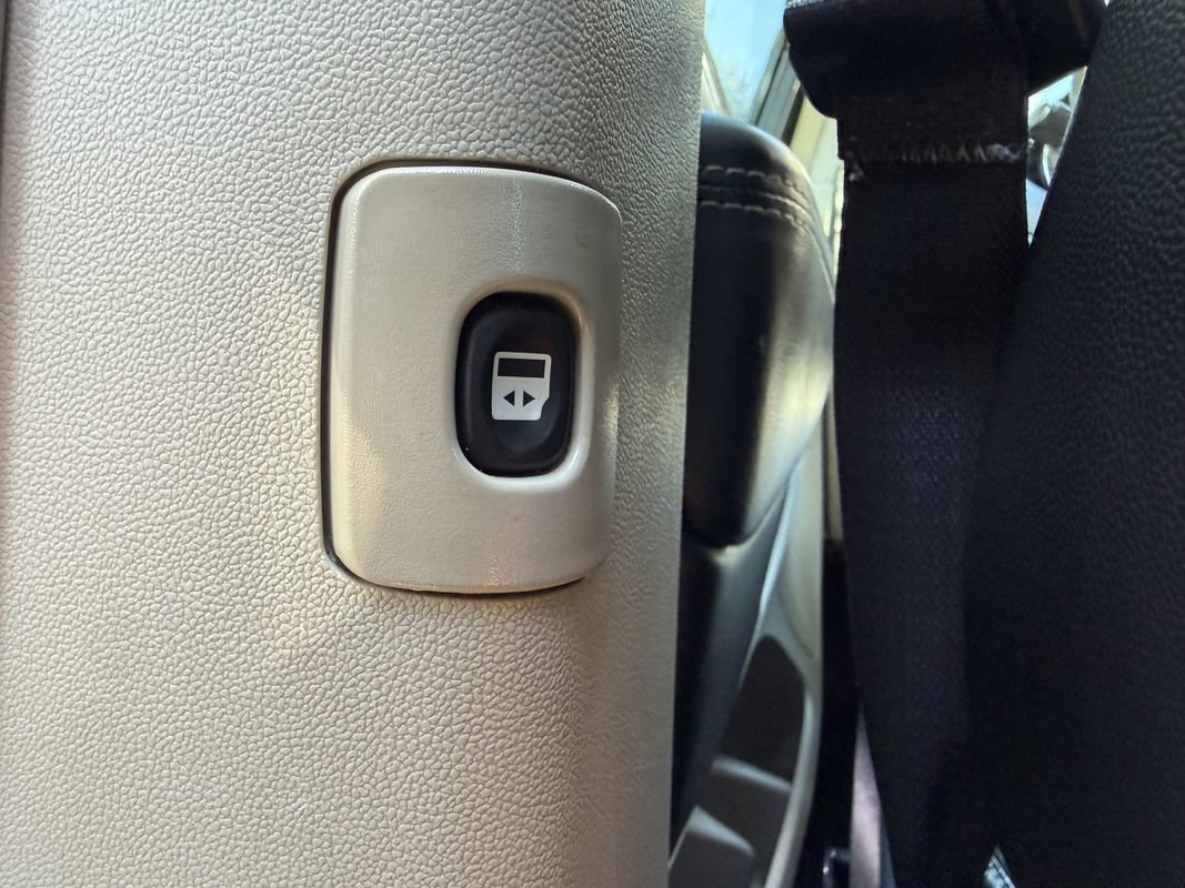 Used 2016 Chrysler Town & Country Touring FWD image 11